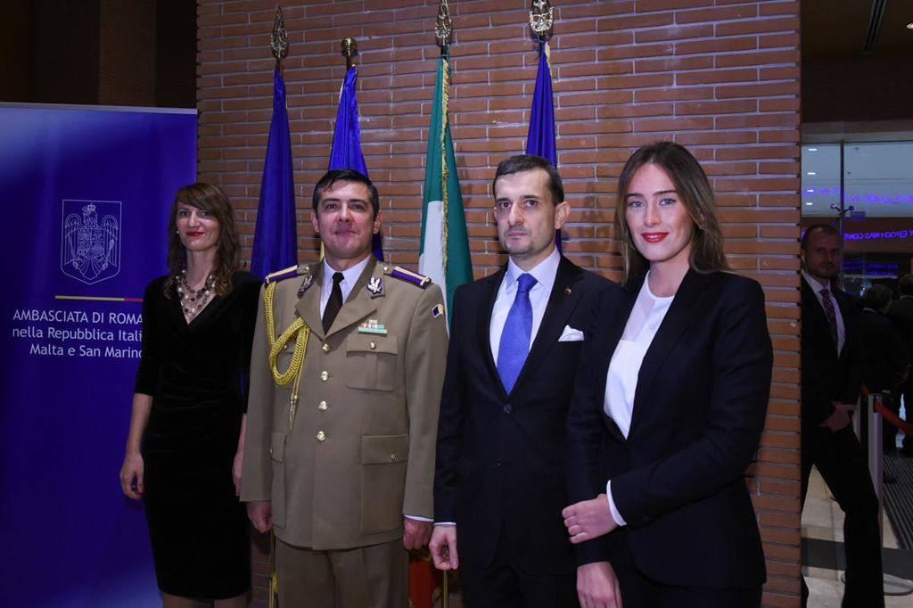 L'ambasciatore Bologan e l'addetto militare Avramescu, con la sottosegretaria Maria Elena Boschi