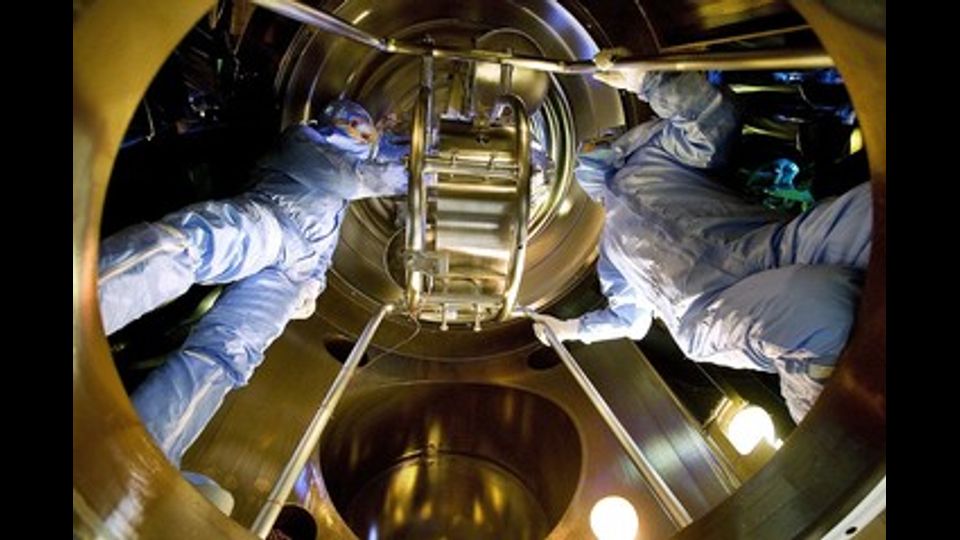 Al lavoro su uno degli specchi del rivelatore di onde gravitazionali Virgo nel laboratorio EGO (European Gravitational Observatory) dell'INFN e del CNRS francese, che si trova a Cascina (Pisa).