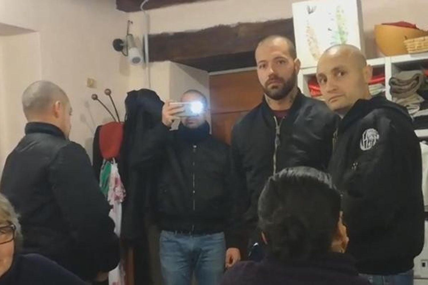 &nbsp;I naziskin nella sede della Ong di Como