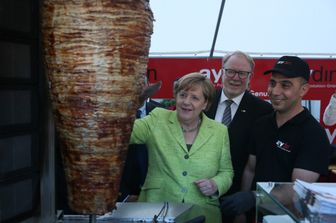 &nbsp;Angela Merkel taglia il kebab