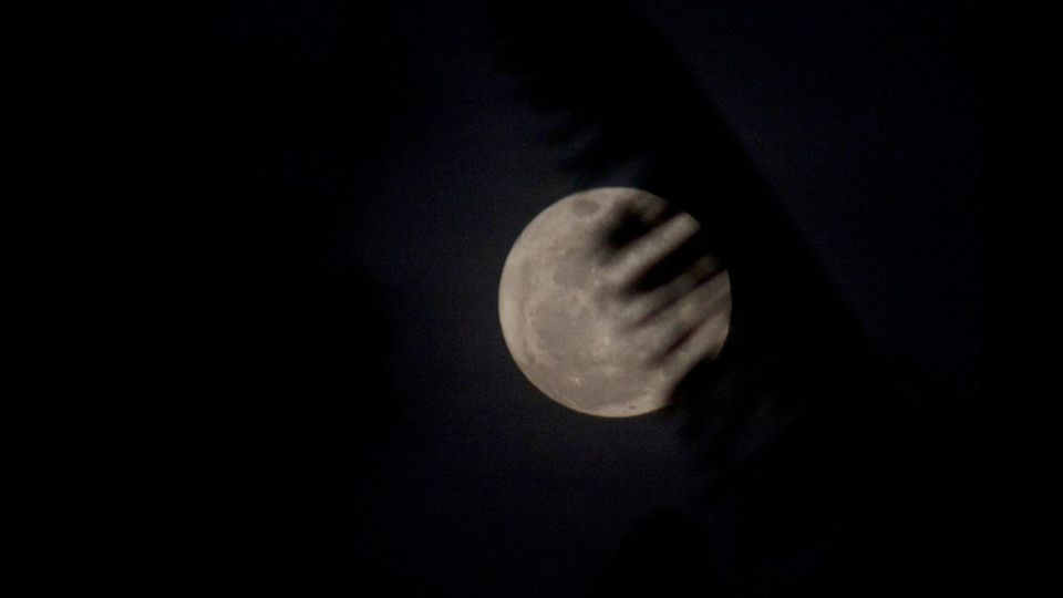 La luna piena sopra la citt&agrave; di Cibitung (AFP)