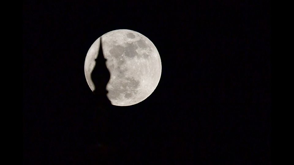 Una super luna che sale sulla Grande Moschea di Sheikh Zayed nella capitale degli Emirati Arabi Uniti, Abu Dhabi (AFP)&nbsp;