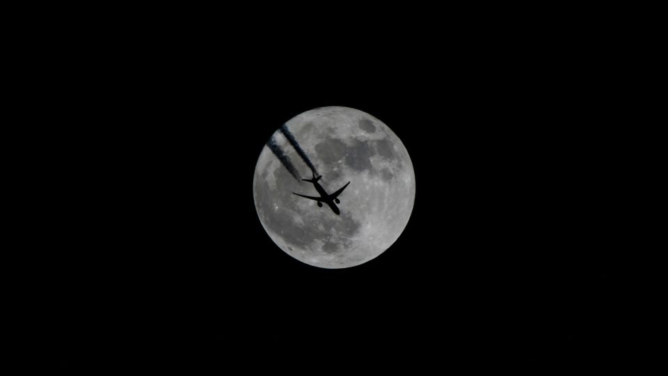 Un velivolo vola davanti ad una luna piena in Van, Turchia (AFP)&nbsp;