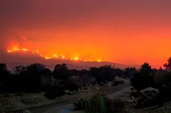 Il Thomas Fire brucia dietro la Old Baldwin Road in California