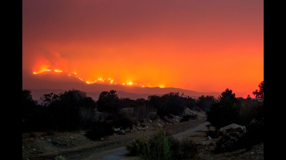 Il Thomas Fire brucia dietro la Old Baldwin Road in California