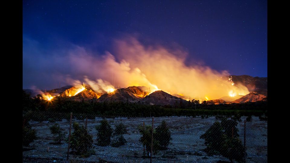 Il Thomas Fire brucia lungo una collina vicino a Santa Paula in California. Migliaia di persone in fuga, il fumo denso e nero sta soffocando la zona