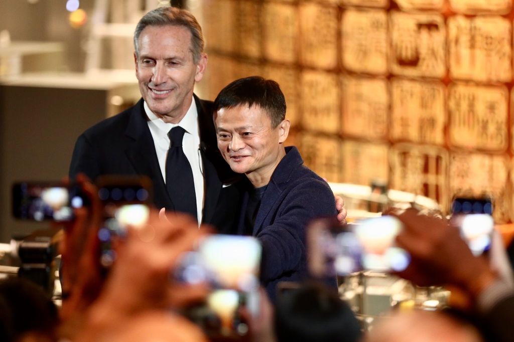 &nbsp;Il ceo di Alibaba, Jack Ma, e il presidente di American Coffee Company, Howard Schultz, all'apertura del pi&ugrave; grande Starbucks del mondo, a Shanghai