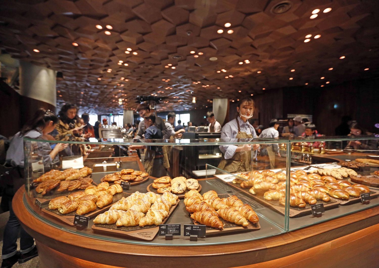 &nbsp;Pasticceria italiana di Princi in vendita nel pi&ugrave; grande Starbucks del mondo, a Shanghai