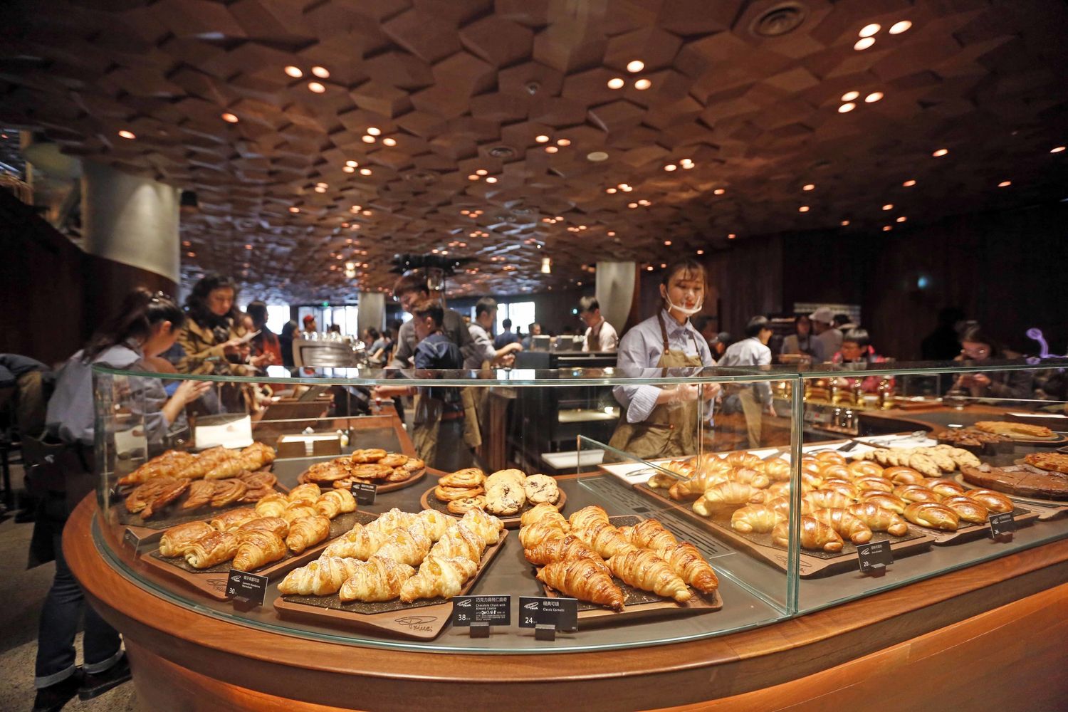 &nbsp;Pasticceria italiana di Princi in vendita nel pi&ugrave; grande Starbucks del mondo, a Shanghai