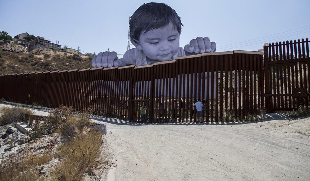 &nbsp;L'opera dell'artista francese JR per irridere il muro di divisione tra Usa e Messico. L'istallazione si chiama Kikito