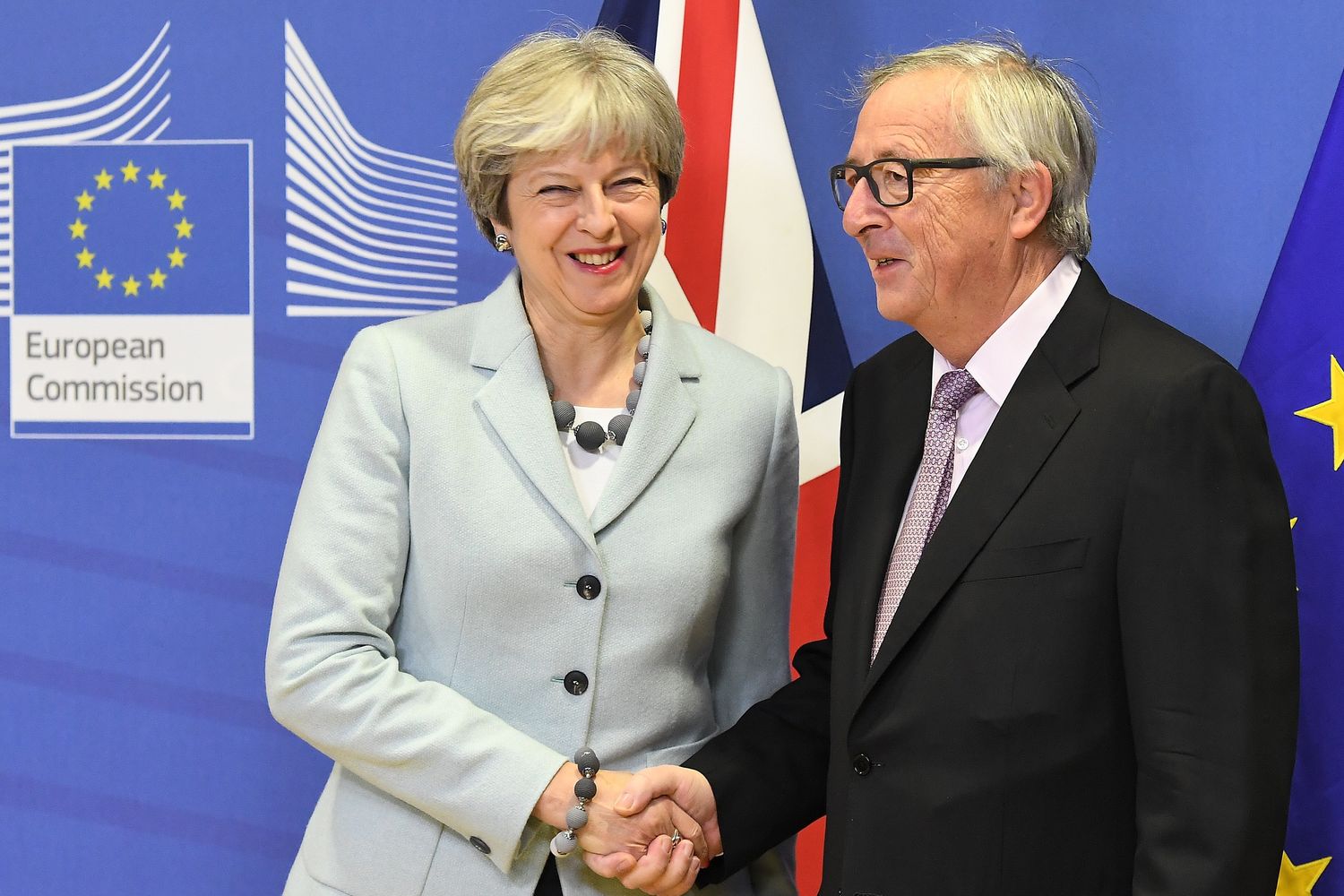 &nbsp;Theresa May e Jean Claude Juncker annunciano l'accordo sulla Brexit