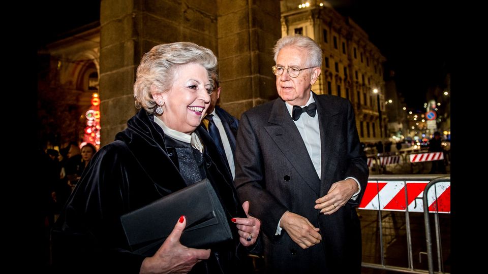 L'ex presidente del Consiglio, Mario Monti e signora (AGF)