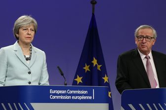 Theresa May e Jean-Claude Juncker (AFP)