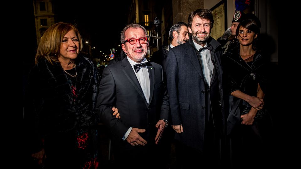 Dario Franceschini, ministro dei Beni e delle attivit&agrave; culturali e del turismo&nbsp;e Roberto Maroni, presidente della regione Lombarida, con le rispettive signore (AGF)