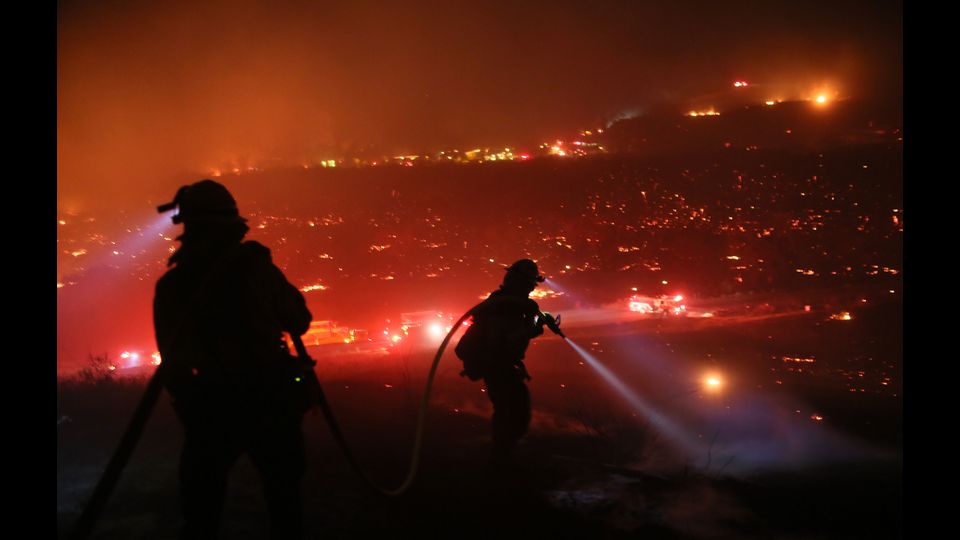 I Vigili del Fuoco raggiungono la linea dell'incendio presso Lilac a Bonsall in California