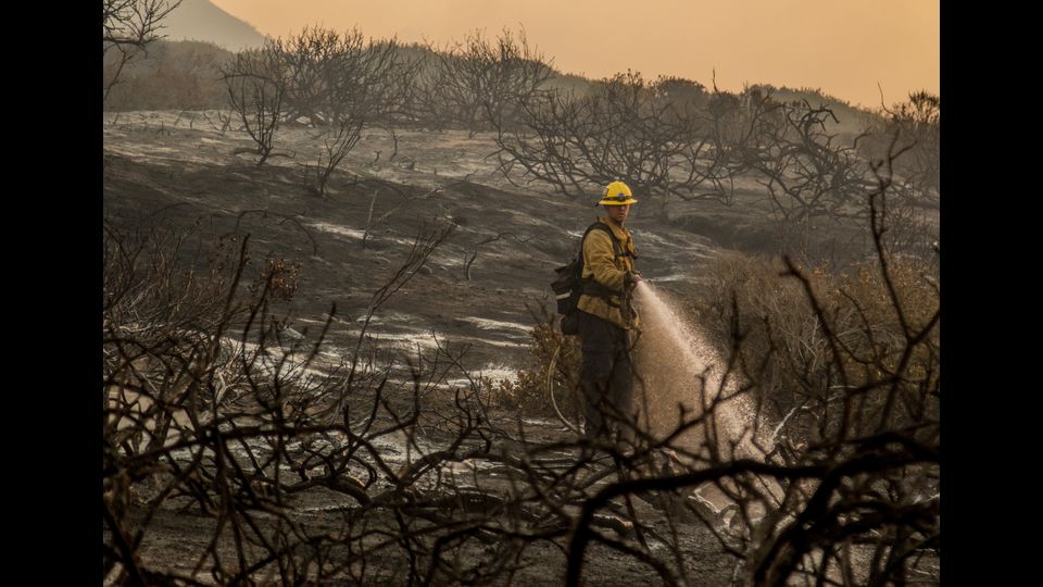 I&nbsp;vigili del fuoco lavorano sulla 101 Highway verso la Pacific Coast Highway a Ventura in California