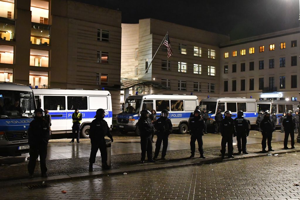 &nbsp;Berlino, polizia davanti all'ambasciata Usa (Afp)