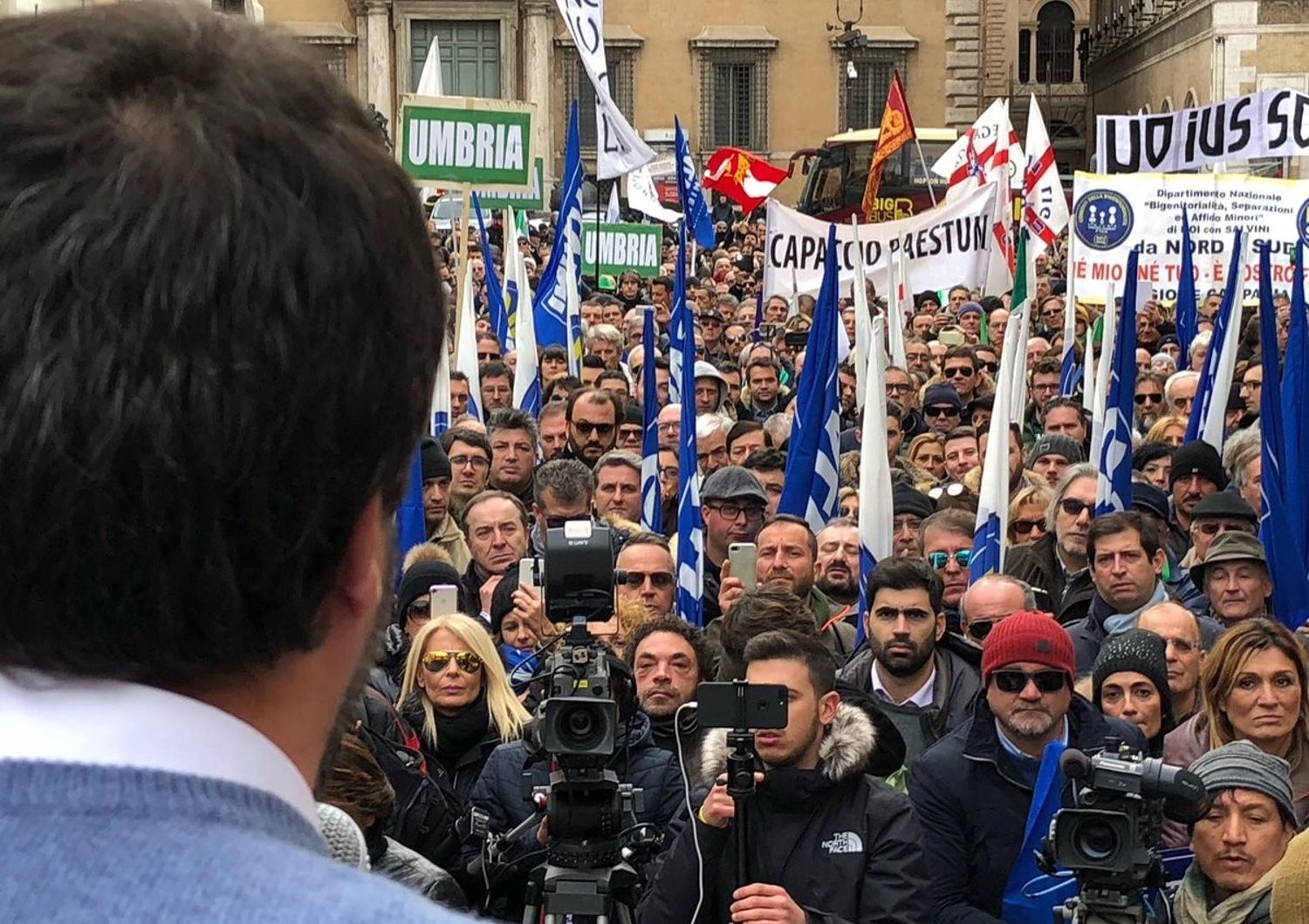Salvini vuole far piangere la&nbsp;Fornero&nbsp;e sfidare&nbsp;Renzi&nbsp;a Firenze. Il comizio in 6 tweet