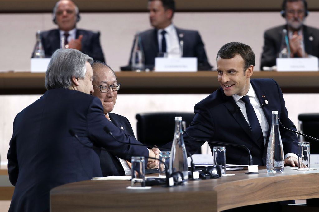 &nbsp;Macron stringe la mano del segretario Generale dell'Onu, Antonio Guterres