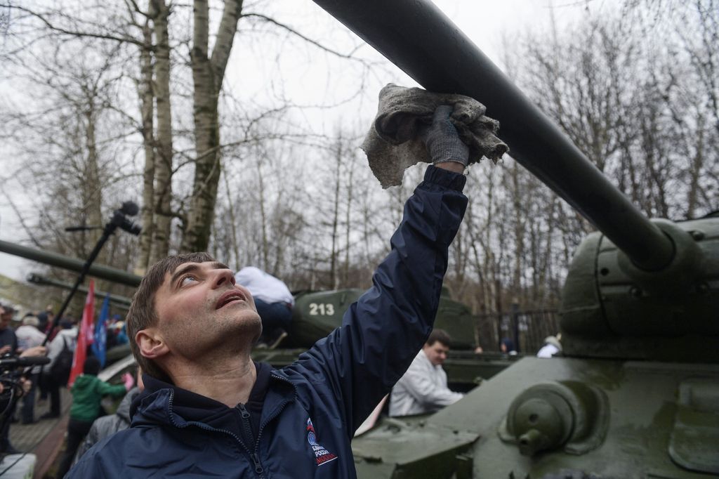 Serghei Zheleznyak partecipa ai lavori di pulizia del museo militare di Mosca