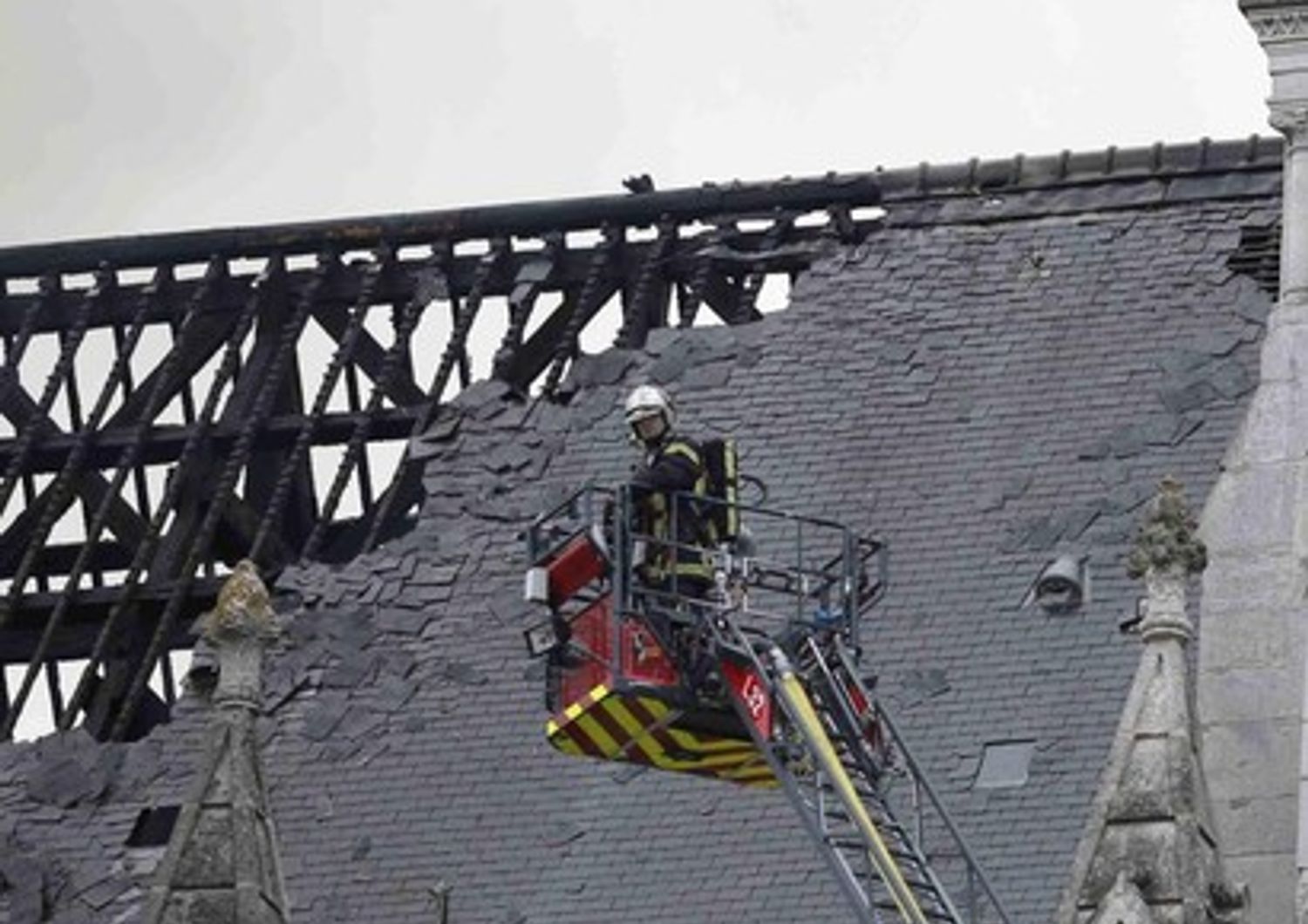 Violento incendio devasta la basilica di Nantes, fedeli in fuga - Video