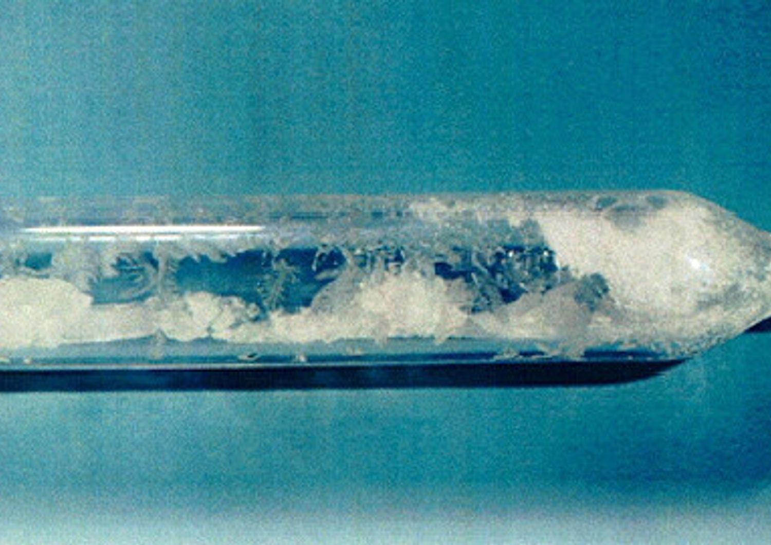 UF6 (Esafluoruro di uranio) in una fiala di vetro