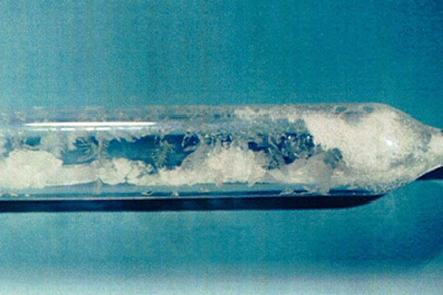 UF6 (Esafluoruro di uranio) in una fiala di vetro