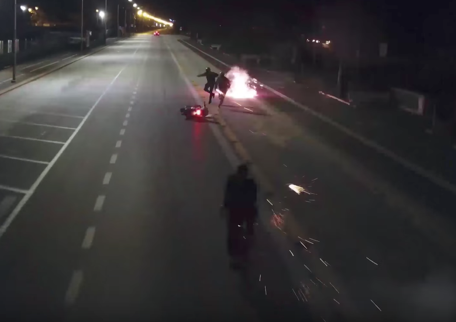 Un ciclista bombarda uno scooter. Il video spopola sul web
