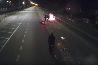 Un ciclista bombarda uno scooter. Il video spopola sul web