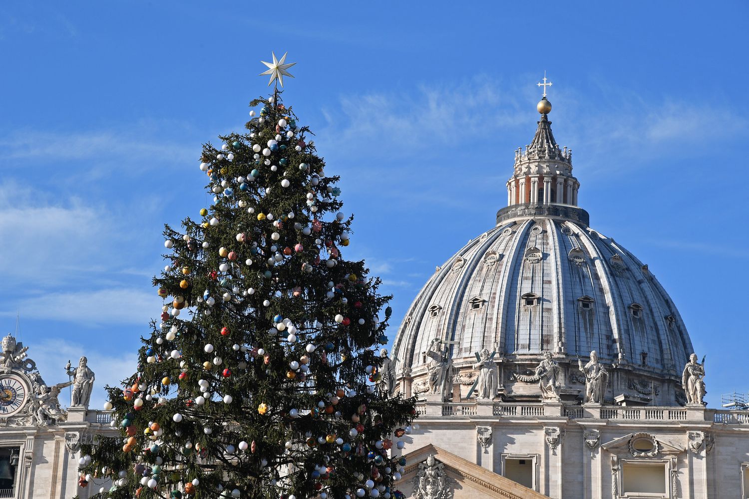 L'Albero di Natale e sullo sfondo la Basilica Vaticana (AGF)