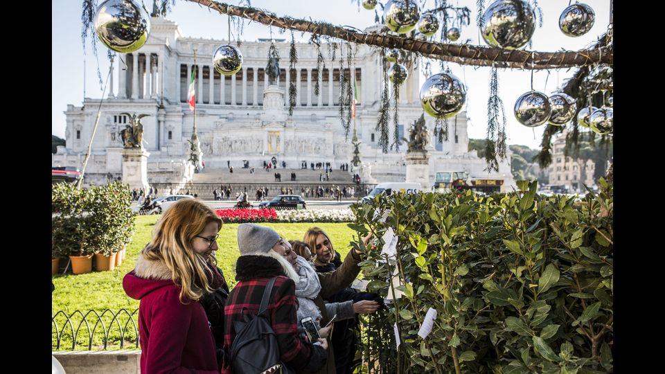 &nbsp;C'&egrave; anche chi lascia un messaggio da paesi di lingua spagnola &quot;para mi amor desde la plaza Venecia&quot;.