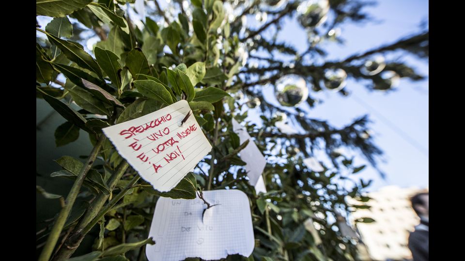 Ma pi&ugrave; si avvicina il Natale pi&ugrave; l'ironia dei romani, a tratti anche feroce, si sta tramutando in gesti di affetto.