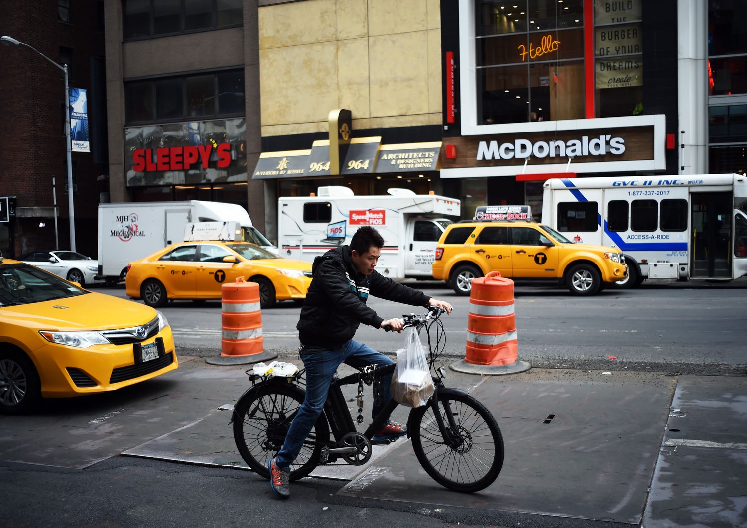 &nbsp;Una consegna di cibo con una bicicletta elettrica a New York