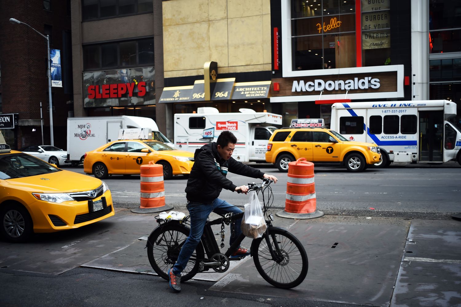 &nbsp;Una consegna di cibo con una bicicletta elettrica a New York