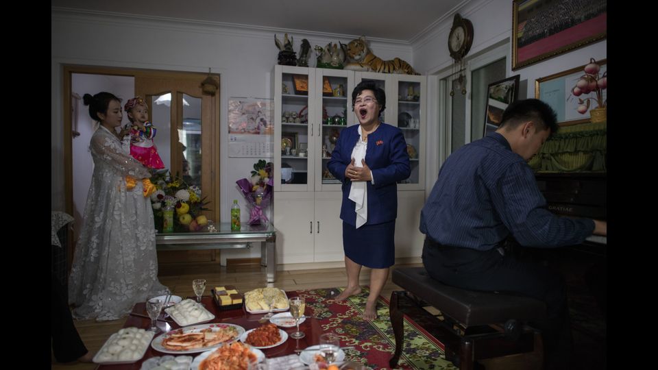 Una donna canta per i suoi familiari nel suo appartamento a Pyongyang&nbsp;