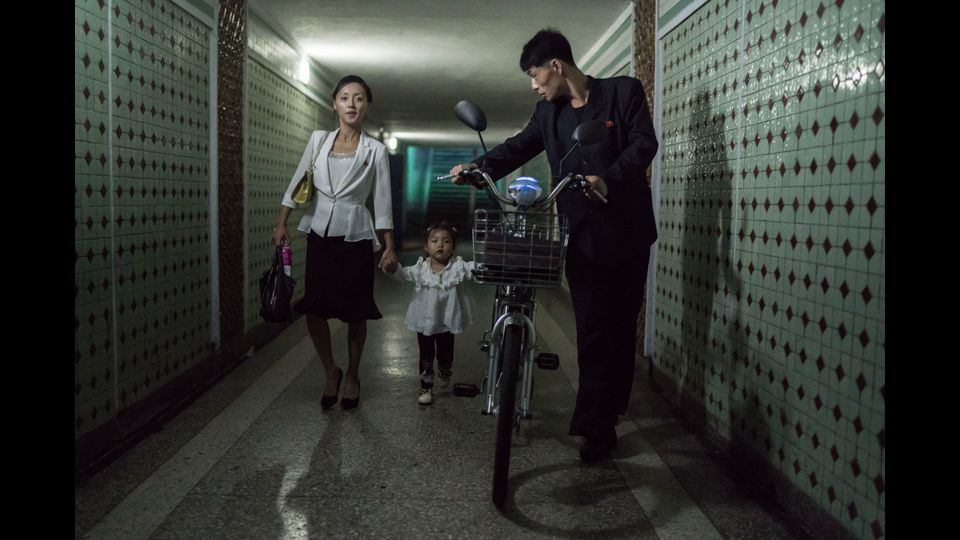 Una famiglia in&nbsp;un sottopassaggio a Pyongyang