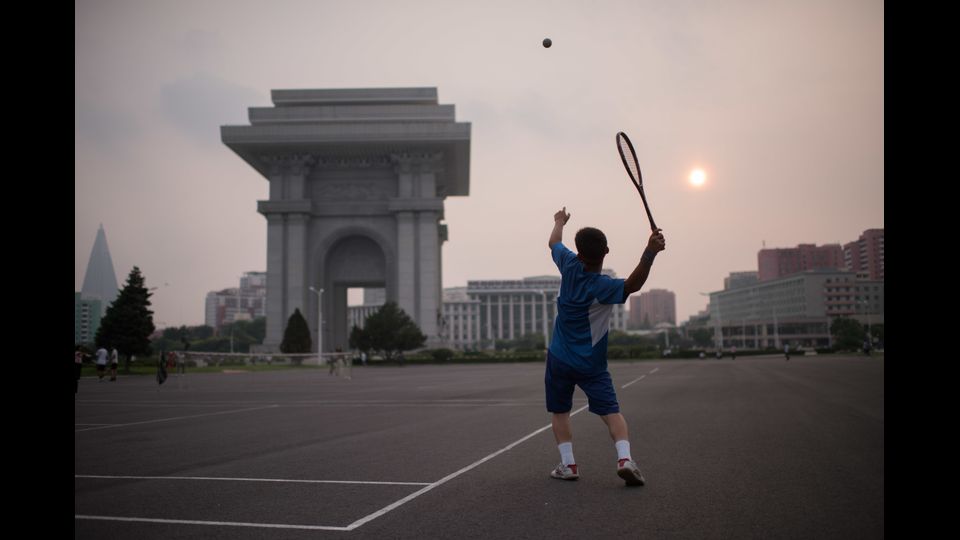 Giovani giocano a tennis in una piazza a Pyongyang