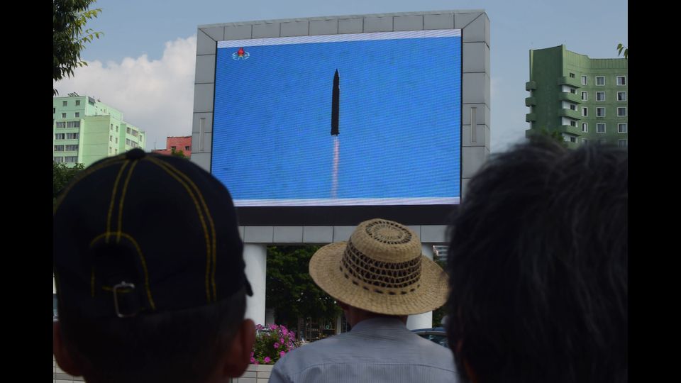 La popolazione assiste al lancio del missile balistico intercontinentale &quot;Hwasong-14&quot; su un grande schermo vicino alla stazione ferroviaria di Pyongyang