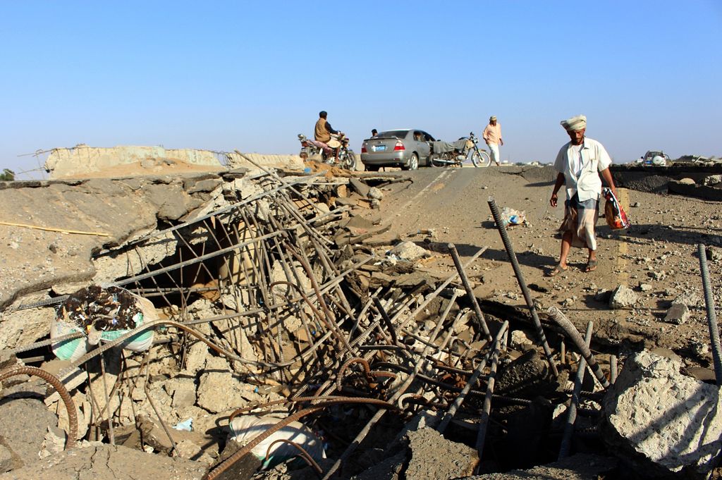 &nbsp;Le macerie di un ponte colpito da un bombardamento saudita