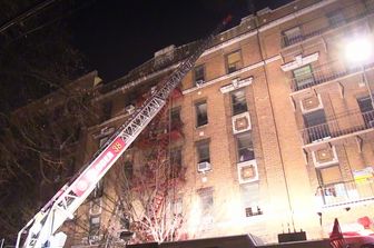 &nbsp;&nbsp;New York City, Bronx, oltre 170 vigili del fuoco per domare l'incendio scoppiano in una palazzina e in cui hanno perso la vita almeno 12 persone&nbsp;
