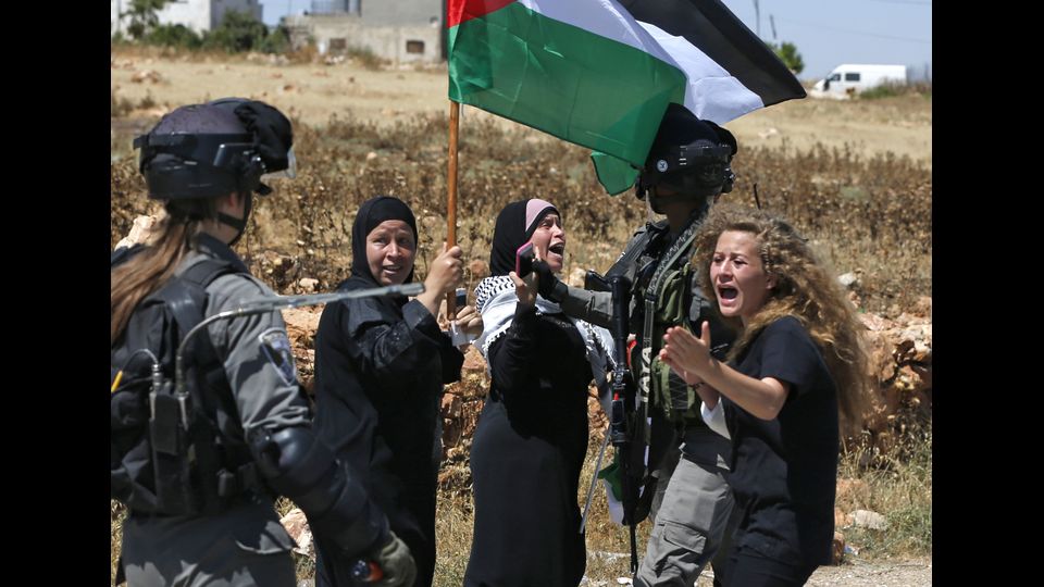 Ahed Tamimi reagisce di fronte alle forze israeliane durante una manifestazione il 26 maggio 2017, nel villaggio di Nabi Saleh, a nord di Ramallah, nella Cisgiordania occupata da Israele (Afp)&nbsp;