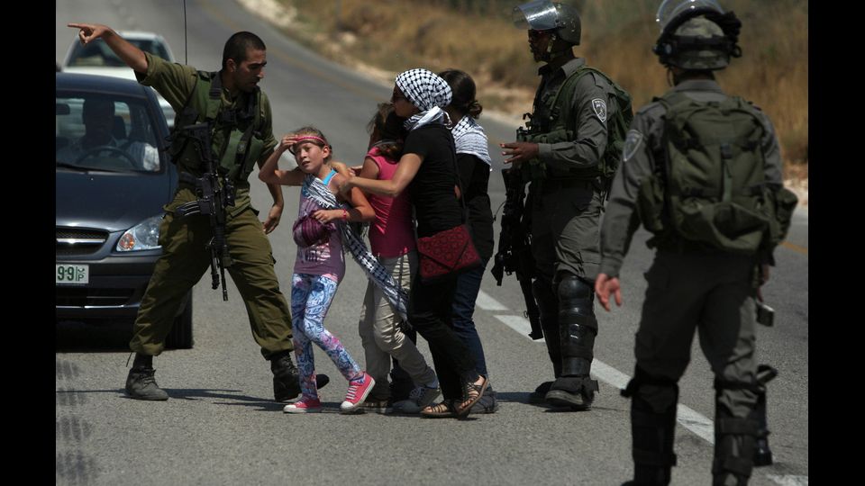 Il 29 giugno 2012, le forze israeliane impediscono ad Ahed Tamimi e ai suoi parenti del villaggio di Nabi Saleh di entrare nelle loro propriet&agrave; confiscate dalle autorit&agrave; israeliane per espandere l'insediamento di Halamish nella Cisgiordania occupata (Afp)&nbsp;