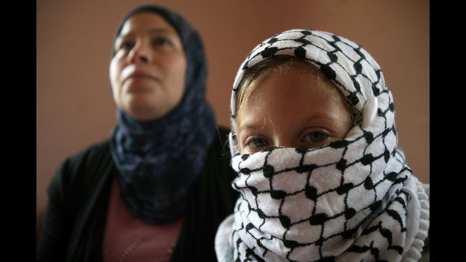 Ahed  e sua madre, Nariman Tamimi, si preparano il 31 agosto 2012 per una dimostrazione settimanale contro l'occupazione israeliana nel villaggio di Nabi Saleh, vicino a Ramallah, nel West Bank (Afp)&nbsp;