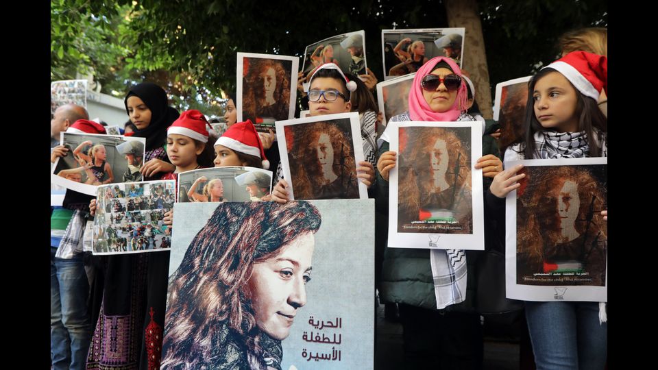 Libanesi e palestinesi si radunano per una protesta per chiedere la liberazione di Ahed Tamimi al di fuori del CICR (Comitato internazionale della Croce Rossa) nella capitale Beirut il 26 dicembre 2017 (Afp)&nbsp;