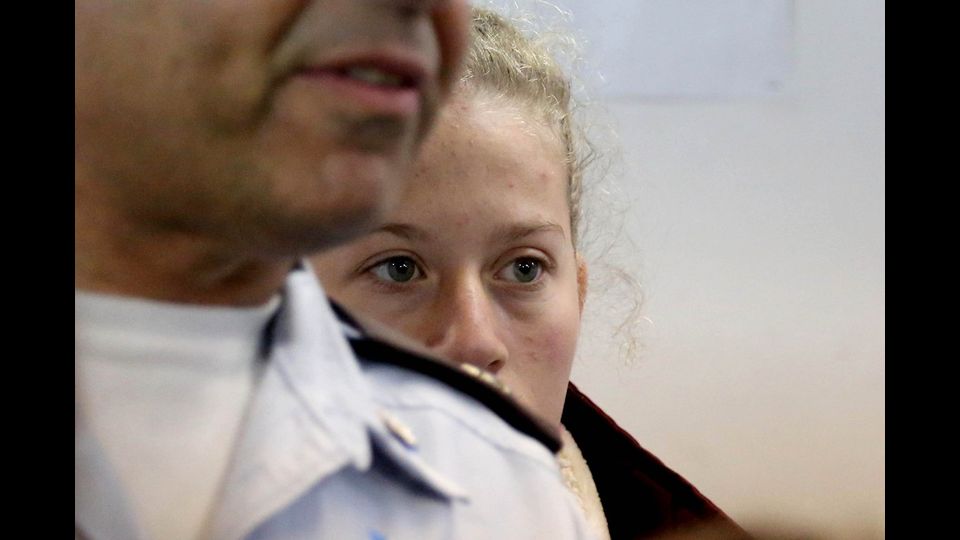 La sedicenne palestinese Ahed al-Tamimi, che ha ricevuto il &quot;Premio Hanzala per il coraggio&quot; in Turchia, appare in tribunale dopo essere stata presa in custodia dai soldati israeliani, nella prigione di Ofer Ramallah, West Bank, il 25 dicembre 2017 (Afp)&nbsp;