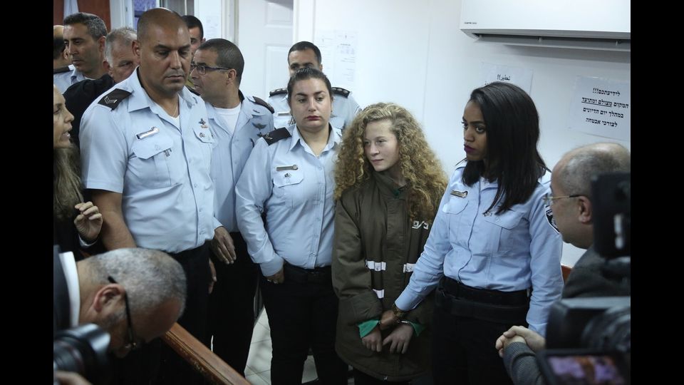 La sedicenne palestinese Ahed al-Tamimi, che ha ricevuto il &quot;Premio Hanzala per il coraggio&quot; in Turchia, appare in tribunale dopo essere stata presa in custodia dai soldati israeliani, nella prigione di Ofer Ramallah, West Bank, il 28 dicembre 2017 (Afp)