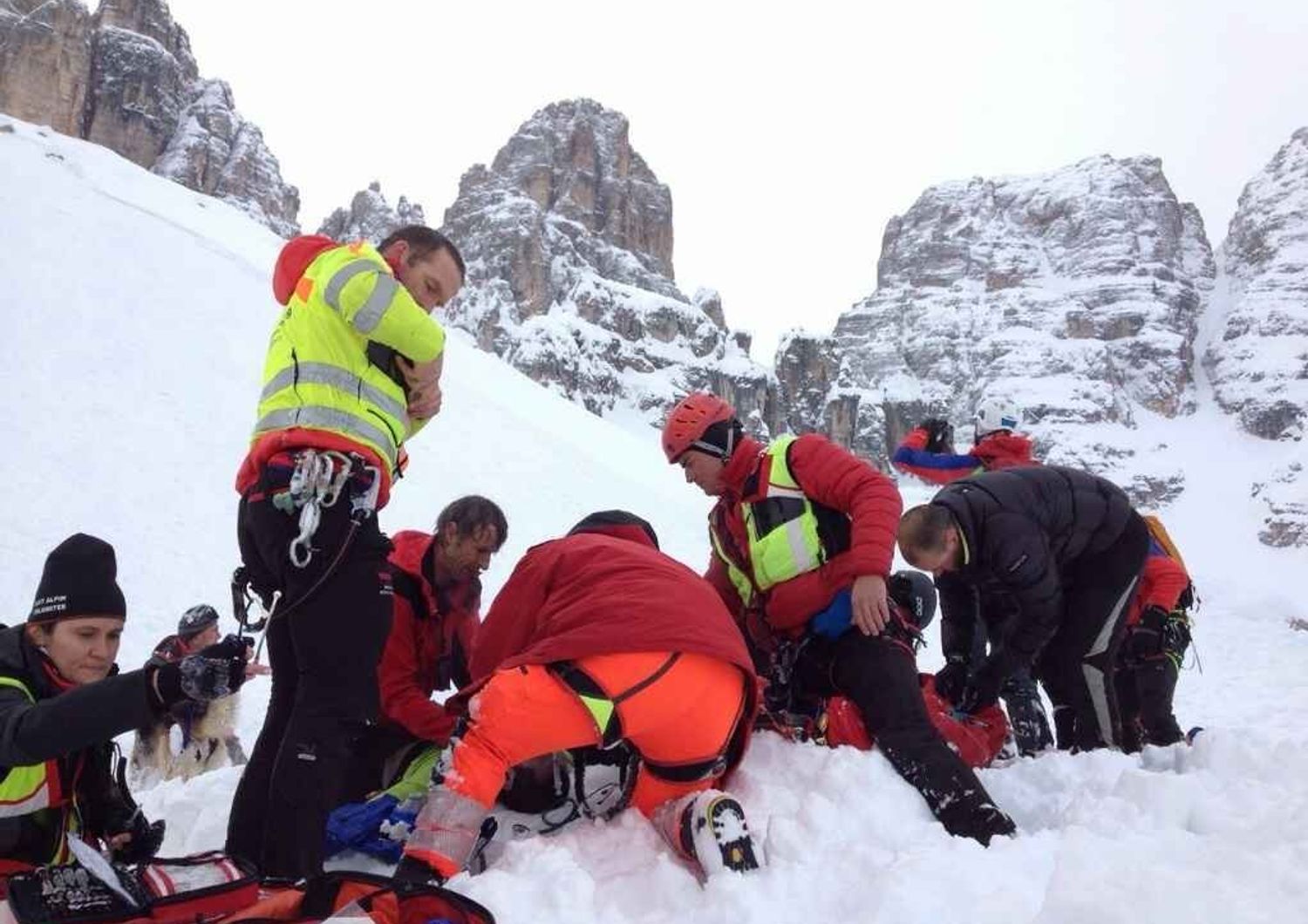 Slavina travolge quattro scialpinisti sul Cristallo. Un morto e due feriti