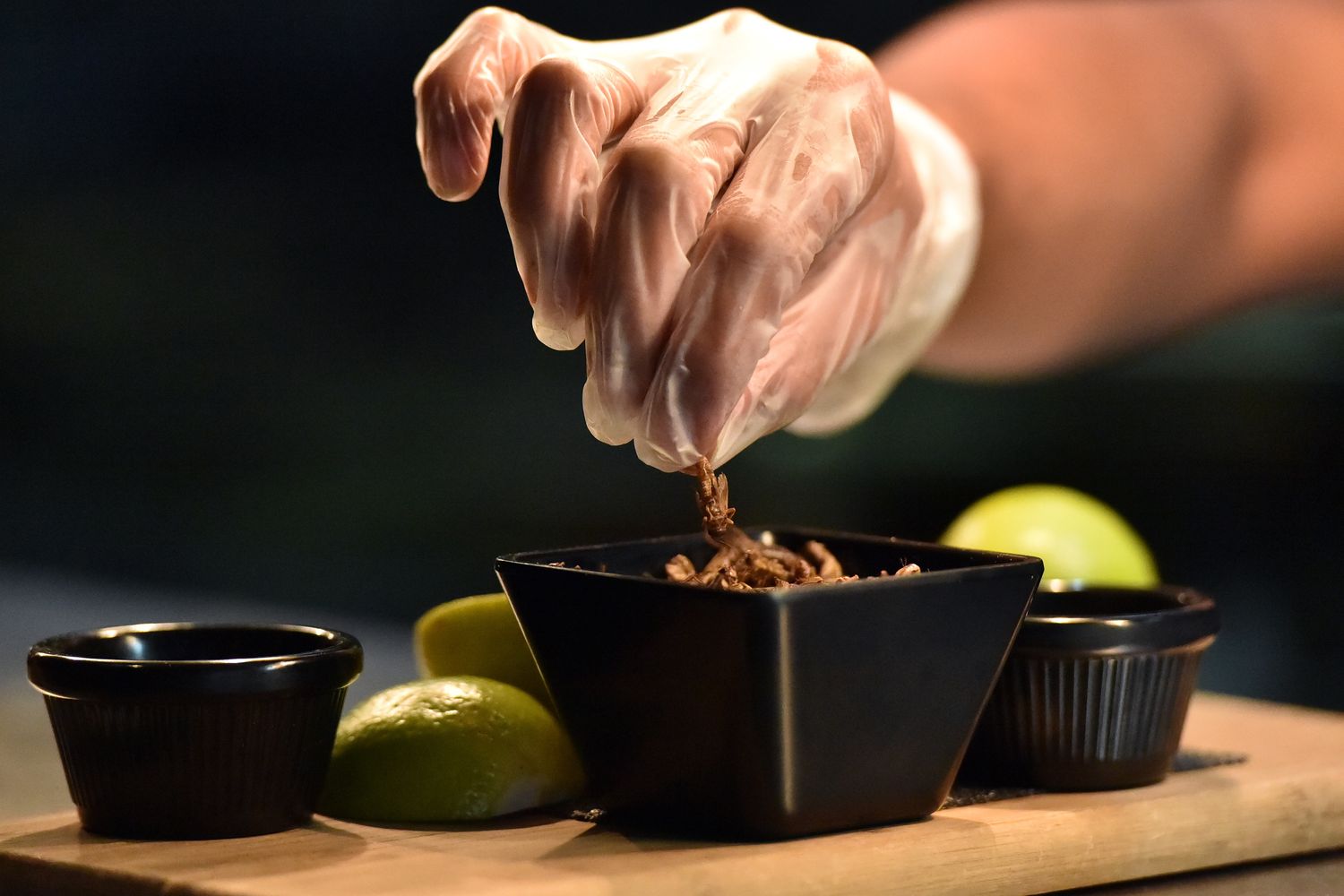 &nbsp;Grilli serviti in un esempio di novel food