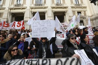 Manifestazione davanti al ministero della Pubblica Istruzione in occasione dello sciopero docenti delle scuole dell infanzia e primaria.