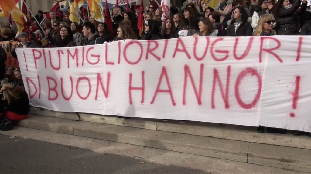 Uno striscione delle maestre davanti al Miur ironizza su uno strafalcione di Fedeli